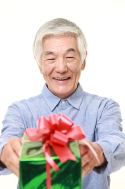 üst düzey Japon adam bir hediye sunuyor