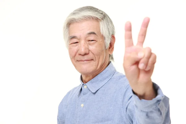 勝利のサインを示す日本の年配の男性 — ストック写真