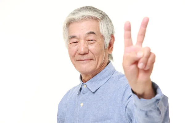 Sênior japonês homem mostrando um sinal de vitória — Fotografia de Stock