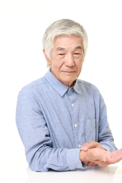 Sênior japonês homem verificando seu pulso — Fotografia de Stock
