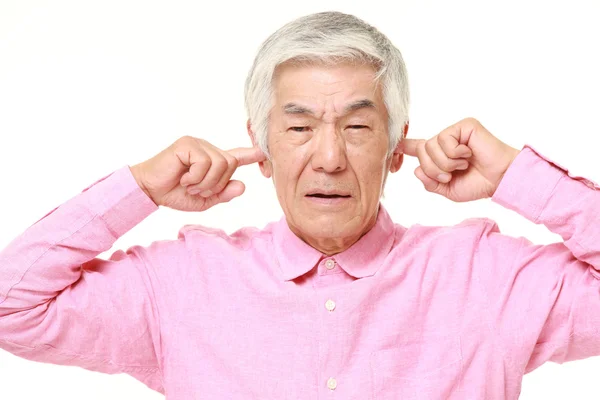 Sênior japonês homem sofre de ruído — Fotografia de Stock