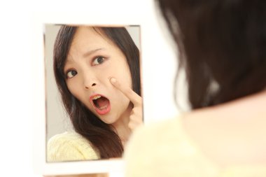 Genç Japon kadın kuru kaba cilt hakkında endişeler