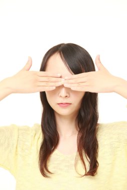 genç Japon kadın elleriyle yüzünü kaplayan 