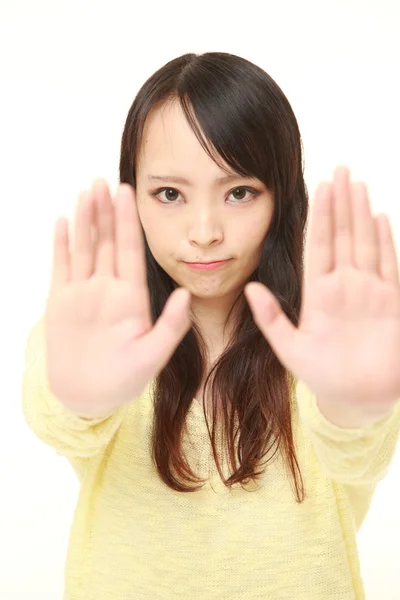 Unga japanska kvinnan gör stopp gest — Stockfoto