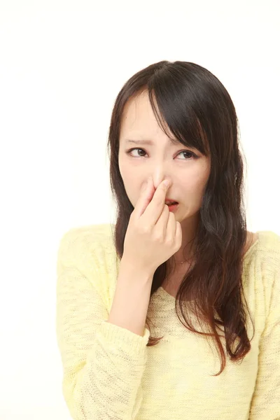 Wanita Jepang memegang hidungnya karena bau busuk — Stok Foto