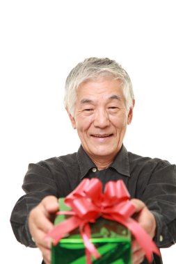 üst düzey Japon adam bir hediye sunuyor