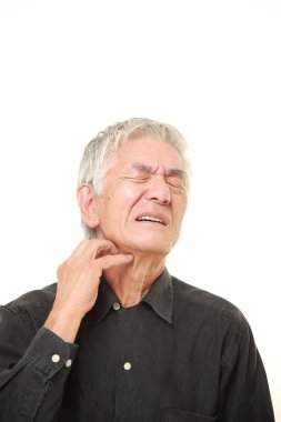 Boynunu kaşıma üst düzey Japon adam