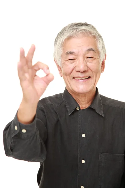 Senior japansk man visar perfekt tecken — Stockfoto