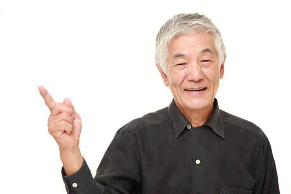 Sênior japonês homem apresentando e mostrando algo — Fotografia de Stock
