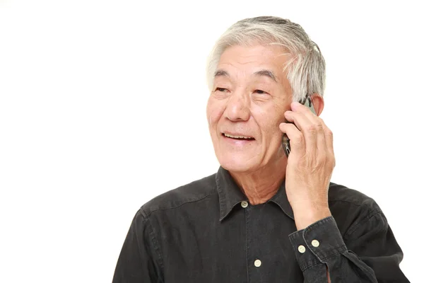 Starší muž s chytrý telefon — Stock fotografie