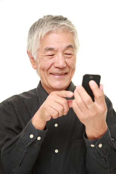 老人与智能手机 — 图库照片