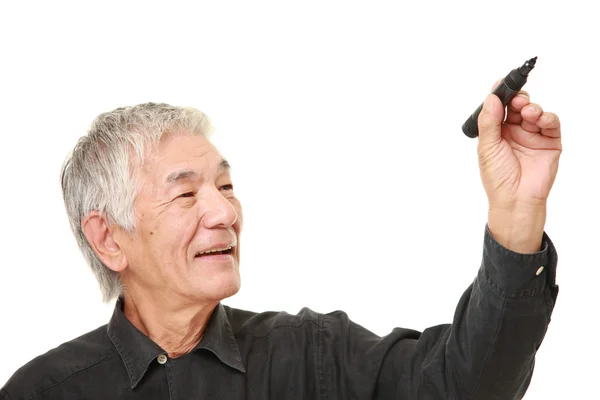 Старший японец тянет в воздух — стоковое фото