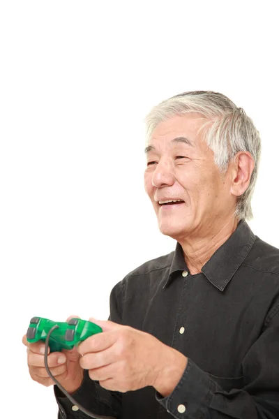 Magas rangú japán ember élvezi a videó-játék — Stock Fotó