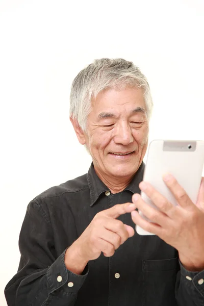 タブレット コンピューターを使用して年配の日本人男性 — ストック写真