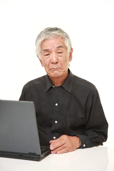 Starší japonský muž používá počítač zmateně — Stock fotografie
