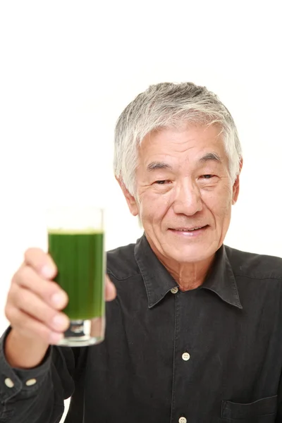 Homem japonês sênior com suco vegetal verde — Fotografia de Stock