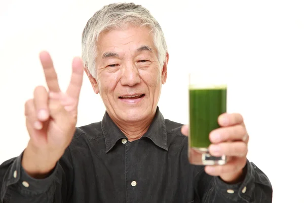 Homem japonês sênior com suco vegetal verde — Fotografia de Stock