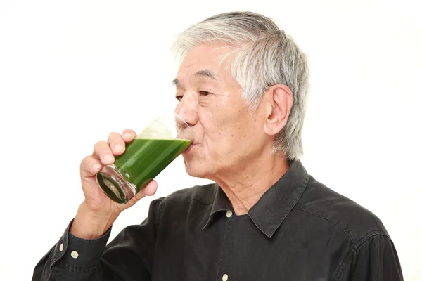 Homem japonês sênior com suco vegetal verde — Fotografia de Stock