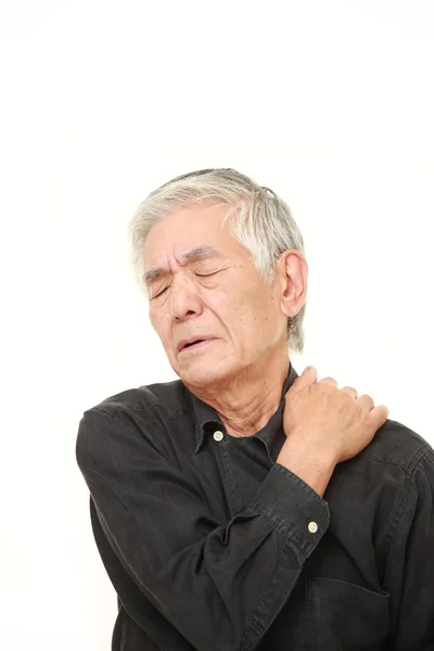 Старший японский мужчина страдает от боли в шее — стоковое фото