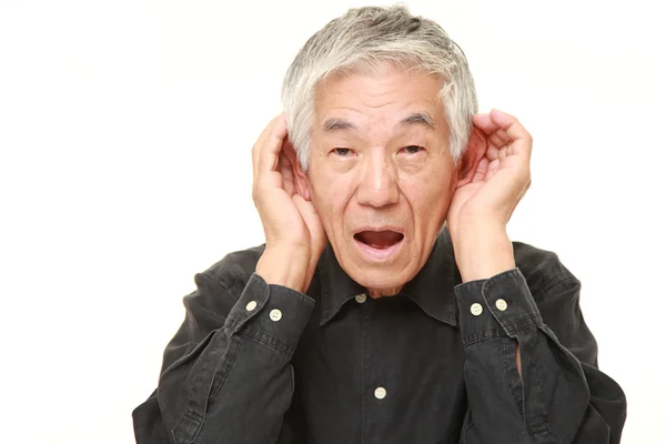 Sênior japonês homem com mão atrás da orelha ouvir de perto — Fotografia de Stock
