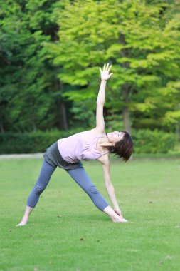 Yoga üçgen poz yapmak dışında Japon kadın
