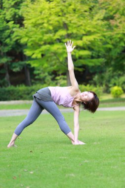 Yoga yaparken dışında Japon kadın üçgen poz dönüyordu