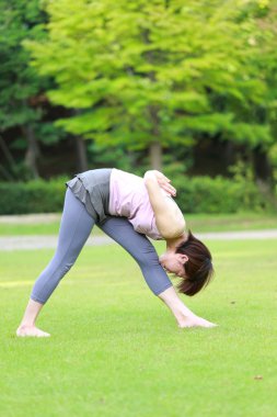 Yoga yaparken dışında Japon kadın 