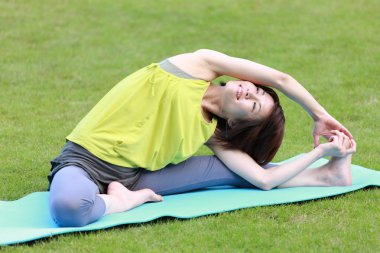 Uzanıyor egzersiz yapmak dışında Japon kadın