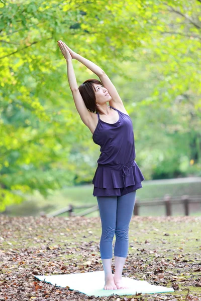 Yoga yaparken dışında Japon kadın — Stok fotoğraf