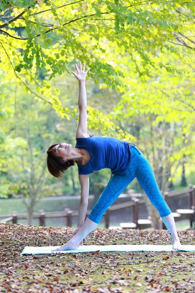 Yoga üçgen poz yapmak dışında Japon kadın — Stok fotoğraf