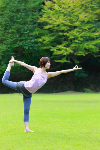 Japonês mulher lá fora fazendo ioga Senhor da Dança Pose — Fotografia de Stock