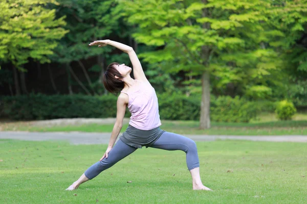 Yoga yaparken dışında Japon kadın — Stok fotoğraf