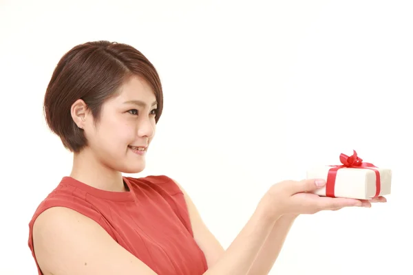 Joven japonesa mujer ofreciendo un regalo —  Fotos de Stock