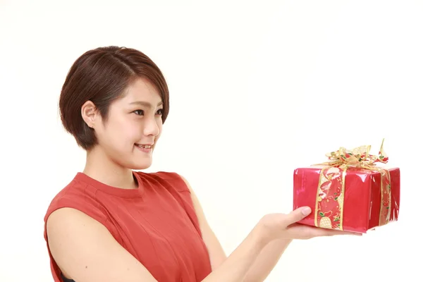 Jeune femme japonaise offrant un cadeau — Photo