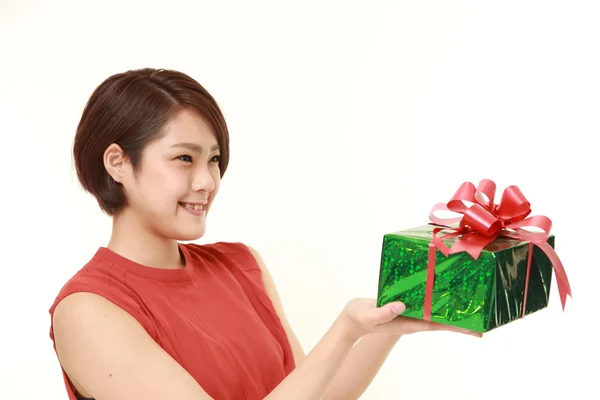Νέα ιαπωνική γυναίκα, προσφέροντας ένα δώρο — Φωτογραφία Αρχείου