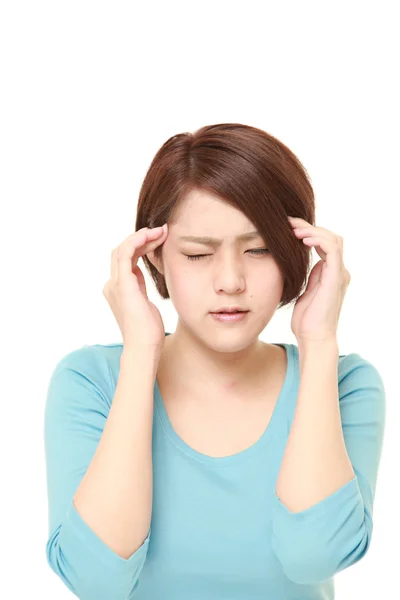 Mujer sufre de dolor de cabeza — Foto de Stock