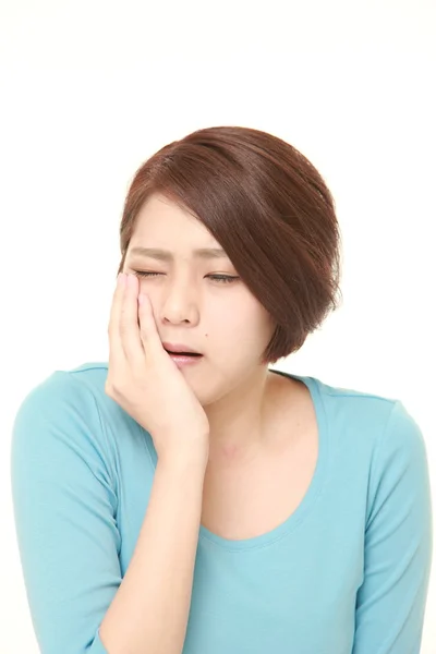 Mladá japonská žena trpí bolest zubů — Stock fotografie
