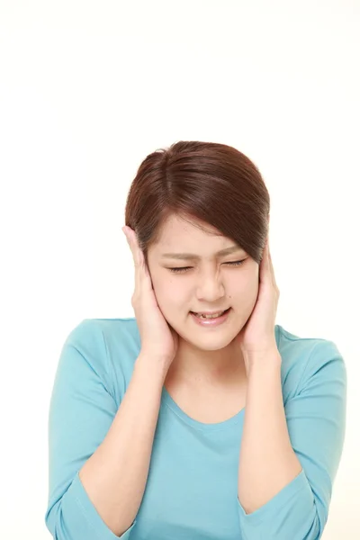 Giovane donna giapponese soffre di rumore — Foto Stock