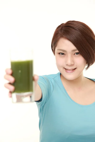 Mulher japonesa com suco vegetal verde — Fotografia de Stock