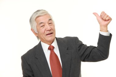 onun arkada işaret eden üst düzey Japon iş adamı