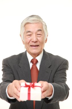 üst düzey Japon işadamı bir hediye sunuyor 