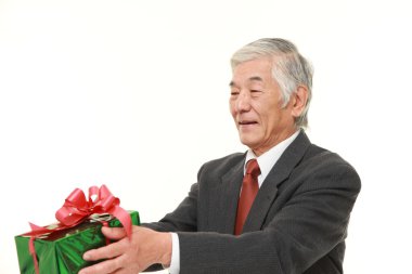 üst düzey Japon işadamı bir hediye sunuyor 