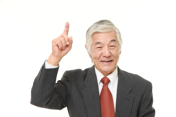 Ανώτερος ιαπωνικός επιχειρηματίας που δείχνει προς τα επάνω — Φωτογραφία Αρχείου