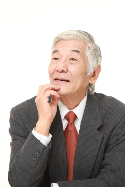 Senior japonés hombre de negocios piensa en algo — Foto de Stock