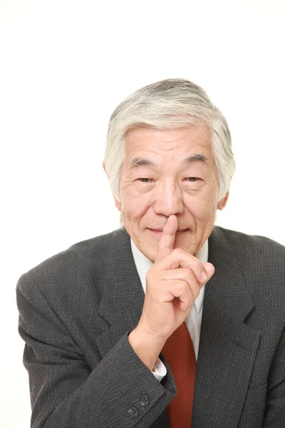 Senior homme d'affaires japonais qui fait des gestes de silence — Photo