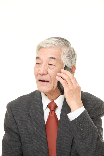 Старший бизнесмен со смартфоном — стоковое фото