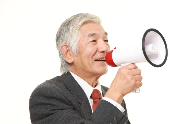 Empresário japonês sênior com megafone — Fotografia de Stock