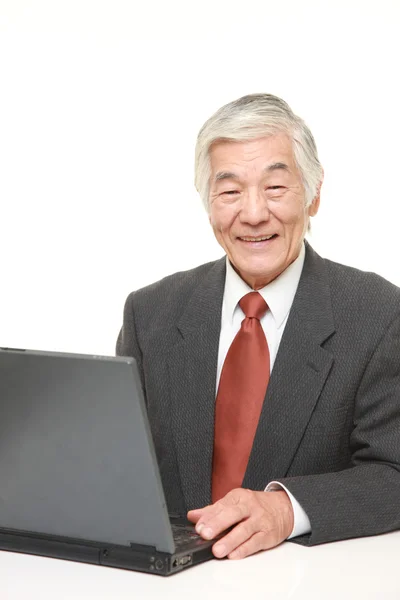 Senior japonés hombre de negocios utilizando ordenador portátil —  Fotos de Stock