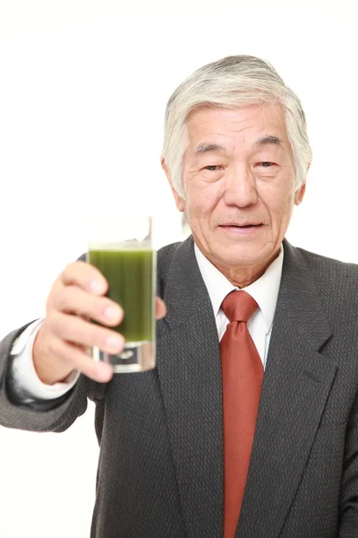 Empresário japonês sênior com suco vegetal verde — Fotografia de Stock