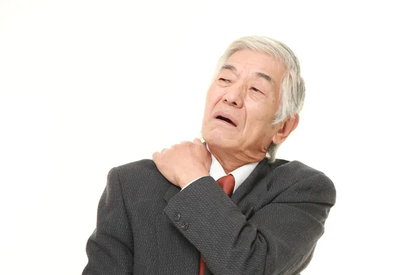 Senior japoński biznesmen cierpi na ból szyi — Zdjęcie stockowe